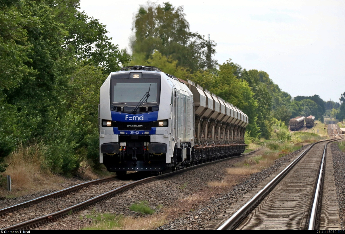 Güterverladung mit der neuen Stadler Eurodual 2159
Regelmäßig wird der Löbejüner Quarzporphyr, auch Rhyolith genannt, auf einem kleinen erhaltenen Teilstück der stillgelegten Bahnstrecke Nauendorf–Gerlebogk (6804) verladen und abtransportiert.

Nun werden 11 Schüttgutwagen vom Gelände der SH Natursteine GmbH & Co. KG zurück zum Bahnhof Nauendorf(Saalkr) gebracht, um die nächste Wagenschlange (im Hintergrund leicht angedeutet) zur Beladung zu holen. Sie werden hier geschoben von 159 202-1 (20-02 | Stadler Eurodual 2159) der Rail Care and Management GmbH (RCM), vermietet an die Heavy Haul Power International GmbH (HHPI).
Auf der Fahrt zum Bahnhof müssen zwei Bahnübergänge (Bü) manuell gesichert werden. Das Bild wurde vom bereits wieder geöffneten Bü Domnitzer Straße in Nauendorf-Merbitz (Stadt Wettin-Löbejün) im Gegenlicht aufgenommen.
[21.7.2020 | 11:10 Uhr]