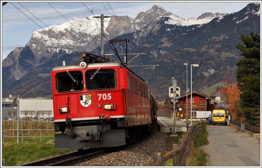 Güterzug mit Ge 6/6 II 705  Pontresina/Puntraschigna  in Igis. (20.11.2014)