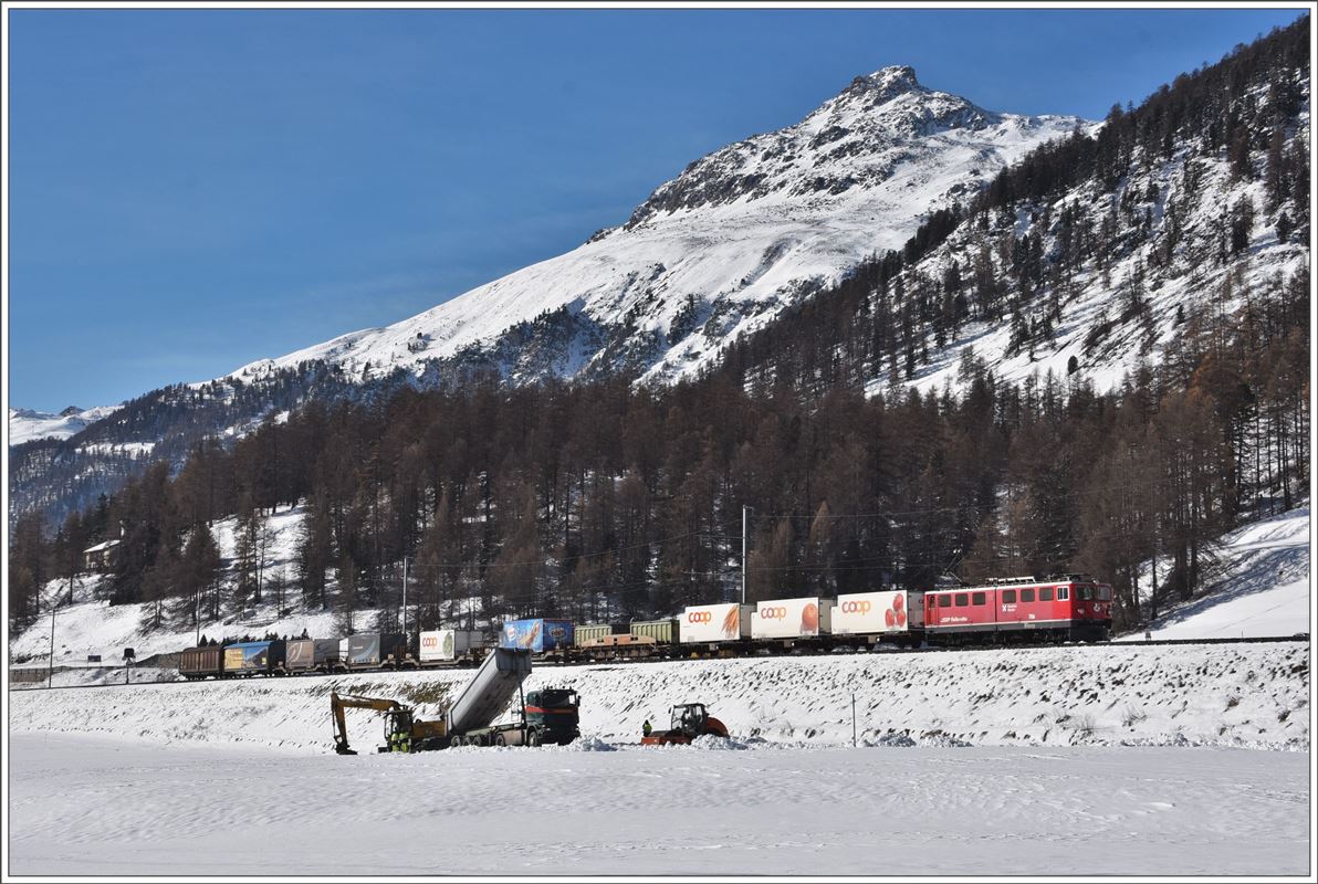 Güterzug nach Landquart mit der Ge 6/6 II 706  Disentis/Mustér  zwischen Samedan und Bever. Im Vordergrund sind bereits Bauarbeiten für die künftige Doppelspur im Gang. (15.11.2017)