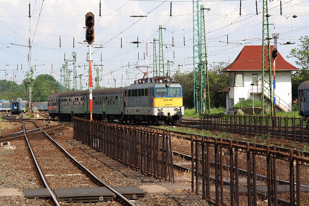 H-MAVTR 431 108 fhrt am 29.April 2014 mit dem R 5115 von Nyiregyhaza in den Zielbahnhof Miskolc Tiszai ein. 

