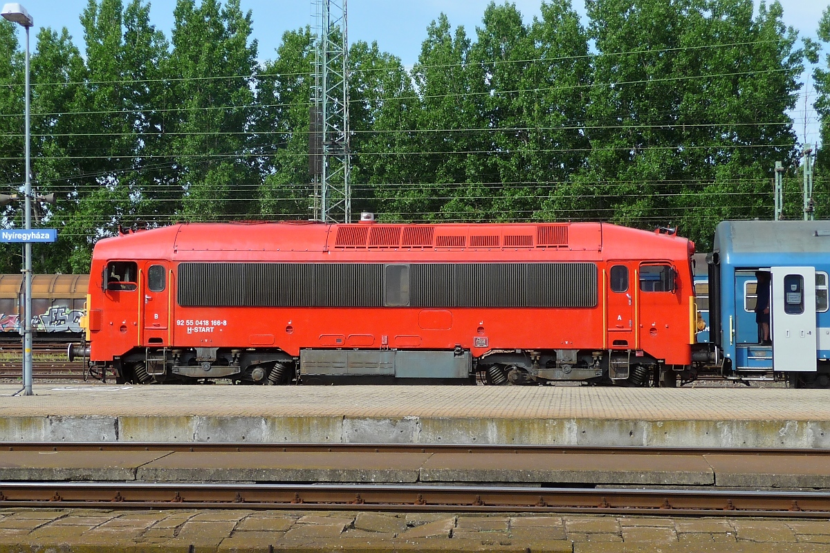 H-START 418-166 im Bahnhof Nyiregyhaza, 29. ‎Mai ‎2016