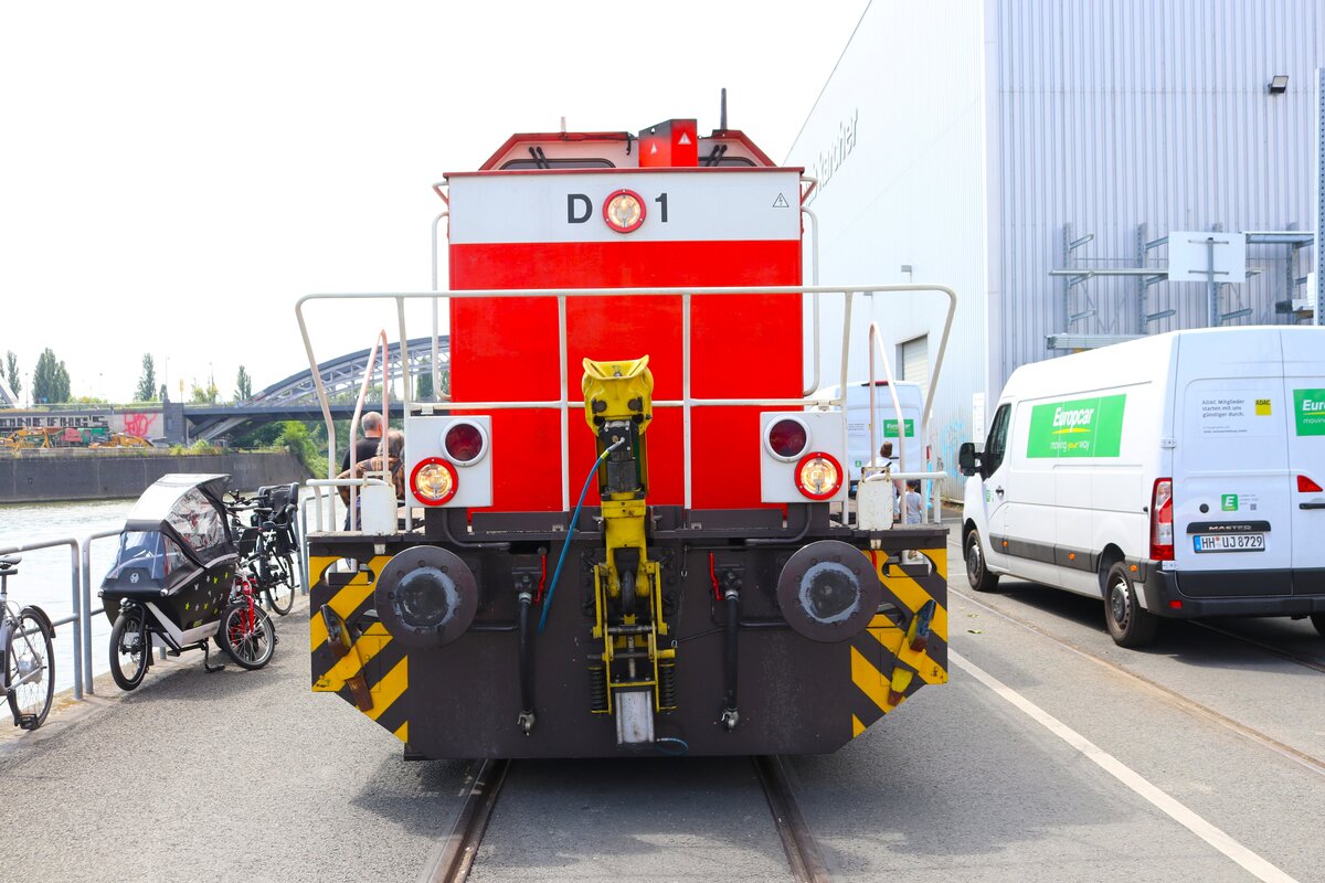 Hafenbahn Frankfurt am Main Krauss Maffei MH05 Lok D1 mit Pendelzug am 21.07.24 auf der Hafenbahn zum Osthafen Festival