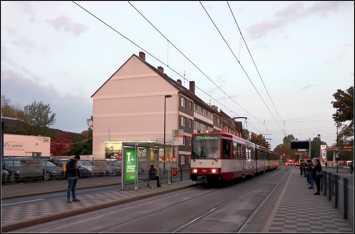 Halt in der Kölner Landstraße -

... in Düsseldorf-Horsthausen (links) und -Wersten (rechts) an der Haltestelle Elbruchstraße. Durch den Mischbetrieb mit den Niederflurbahnen sind Hochbahnsteige an den vier Haltestellen im Bereich der Mischbetriebstrecke nicht möglich. So sind die Einstiegsverhältnisse in die B-Wagen wohl dauerhaft unbefriedigend. Das gleiche Problem gibt es auch auf der Strecke nach Eller.

15.10.2019 (M)