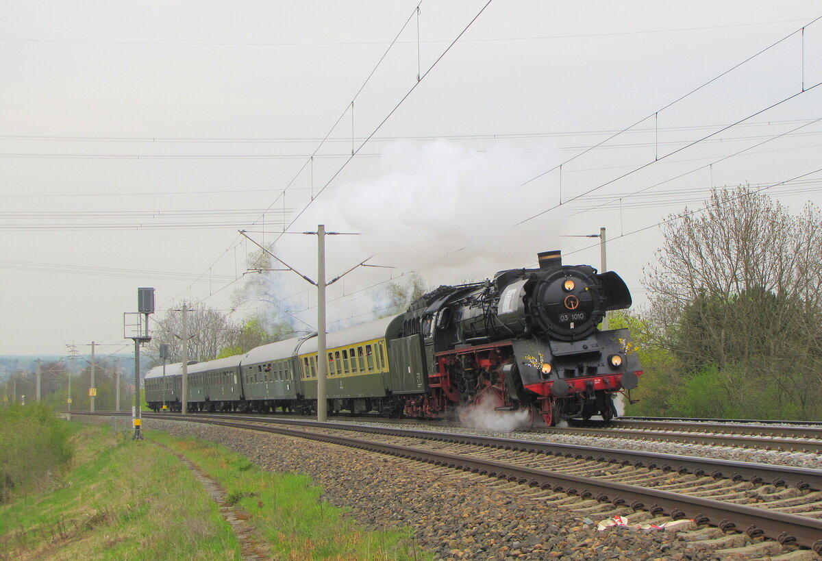 Harry Heydenbluth, der wie kein anderer mit der 03 1010 verbunden war, hat leider am 18.09.2024 seine letzte Fahrt angetreten.
Am 30.04.2013 war der Stammlokfhrer auf seiner Abschiedsfahrt am Regler der DB Museum 03 1010 bei Neudietendorf mit dem DPE 25047 von Halle (S) Hbf nach Saalfeld (S) unterwegs.
Die Traditionsgemeinschaft Bw Halle P e.V. hat ein Kondolenzbuch fr ihn erstellt: https://bw-halle-p.de/aktuelles/kondolenzbuch-harry-heydenbluth