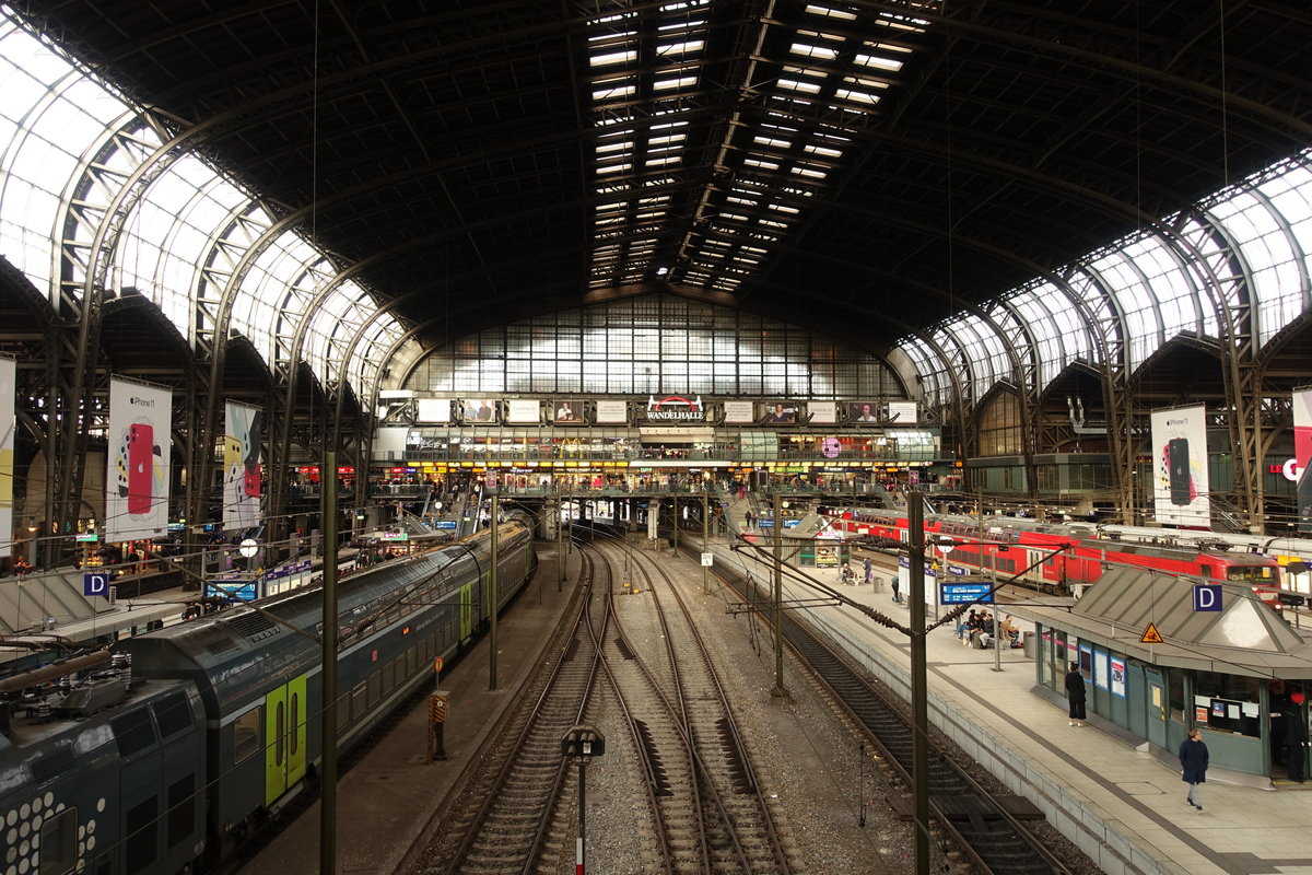 Hauptbahnhof Hamburg am 23.12.2019: Blick in die Bahnhofshalle