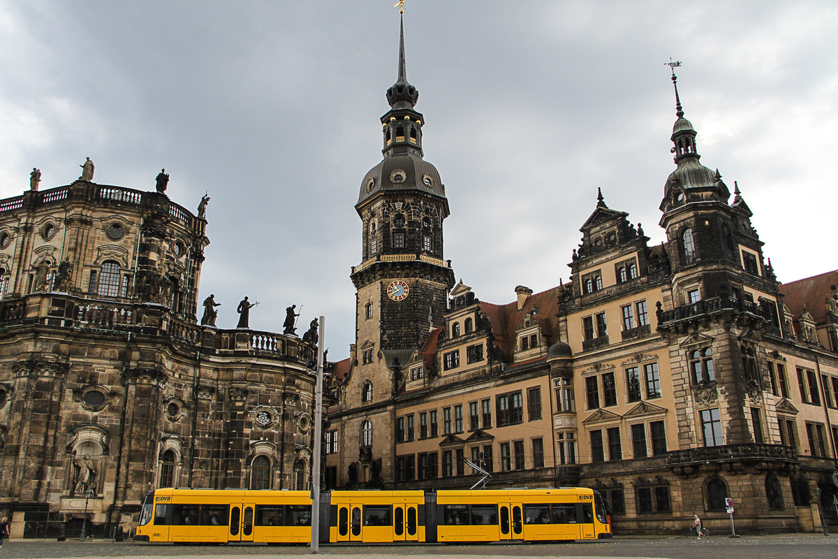 Hausmannsturm gegenüber Semperoper mit der Dresdner Strassenbahn am 21.07.2016.