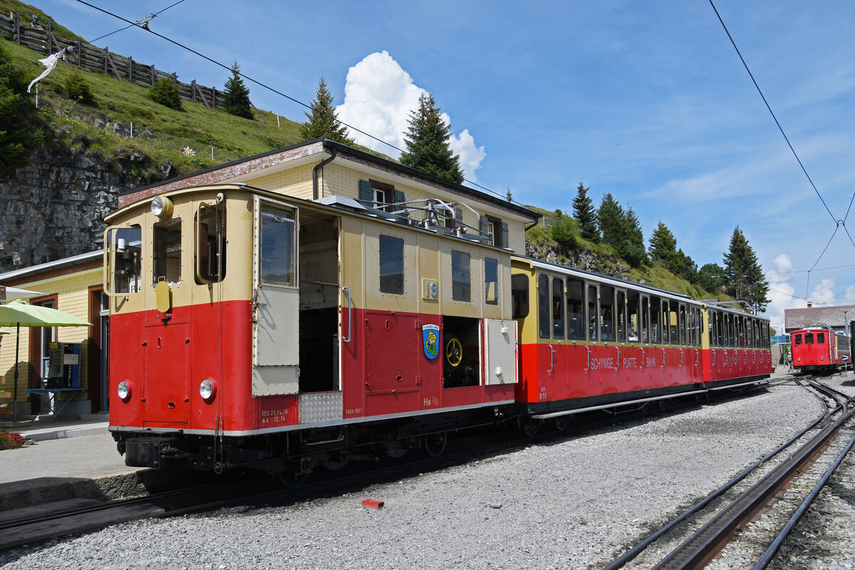 He 2/2 19 zusammen mit den B51 und B52 wartet am 31.08.2024 an der Bergstation Schynige Platte auf die nächste Abfahrt.