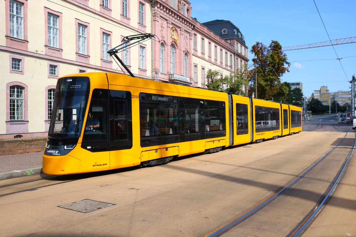 HEAG mobilo Straßenbahn Darmstadt Stadler TINA ST15 Wagen 22104 am 07.09.24 in der Innenstadt