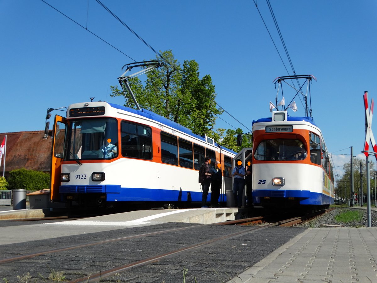 HEAG mobiTram ST12 Wagen 9122 und DWM/Siemens/AEG Wagen 25 am 07.05.16 in Darmstadt 