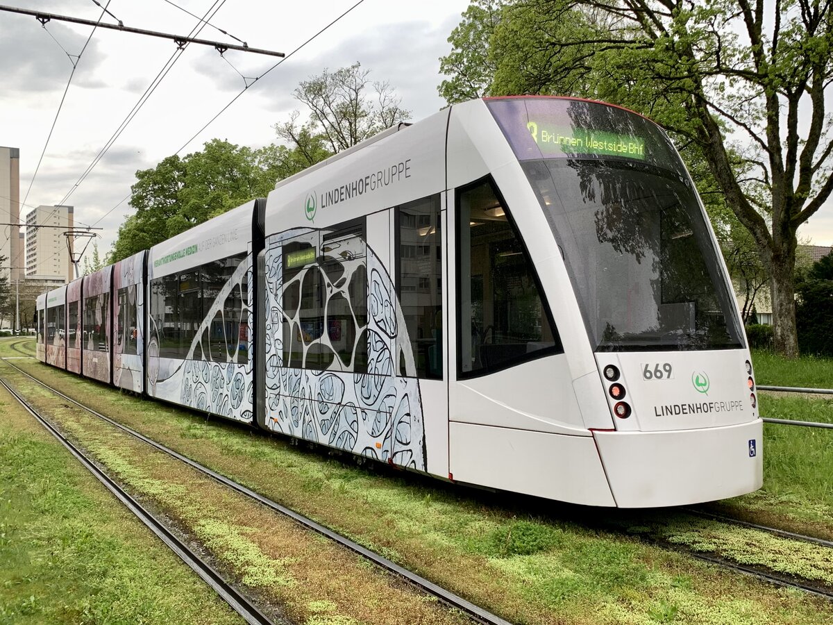 Heckansicht des BERNMOBIL Combino Be 6/8 669 mit Vollwerbung der LindenhofGruppe,am 1.5.23 zwischen Bethlehem Kirche und Tscharnergut.