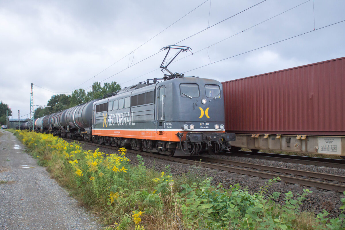 Hectorrail 162.004 (151 057-1) ist am 12.09.2024 mit einem Kesselzug bei Kerzell unterwegs.