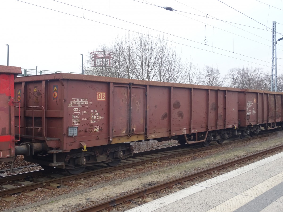 Hennigsdorf b. Berlin 4.1.2016: Eaos-x 051, Wagennummer 31 RIV 80 D-DB 5358 313-0.
Dieser Wagen ist noch im klassischen Braunton gehalten, man hat aber bereits die 2.Ladtür ausgebaut sowie die von andern Bauarten bekannten Schutzbügel für die Bremsartensteller etc. nachgerüstet. Außerdem fallen der Handbremsstand und die Drehgestelle der BA 650 auf- heute eher seltene Merkmale.