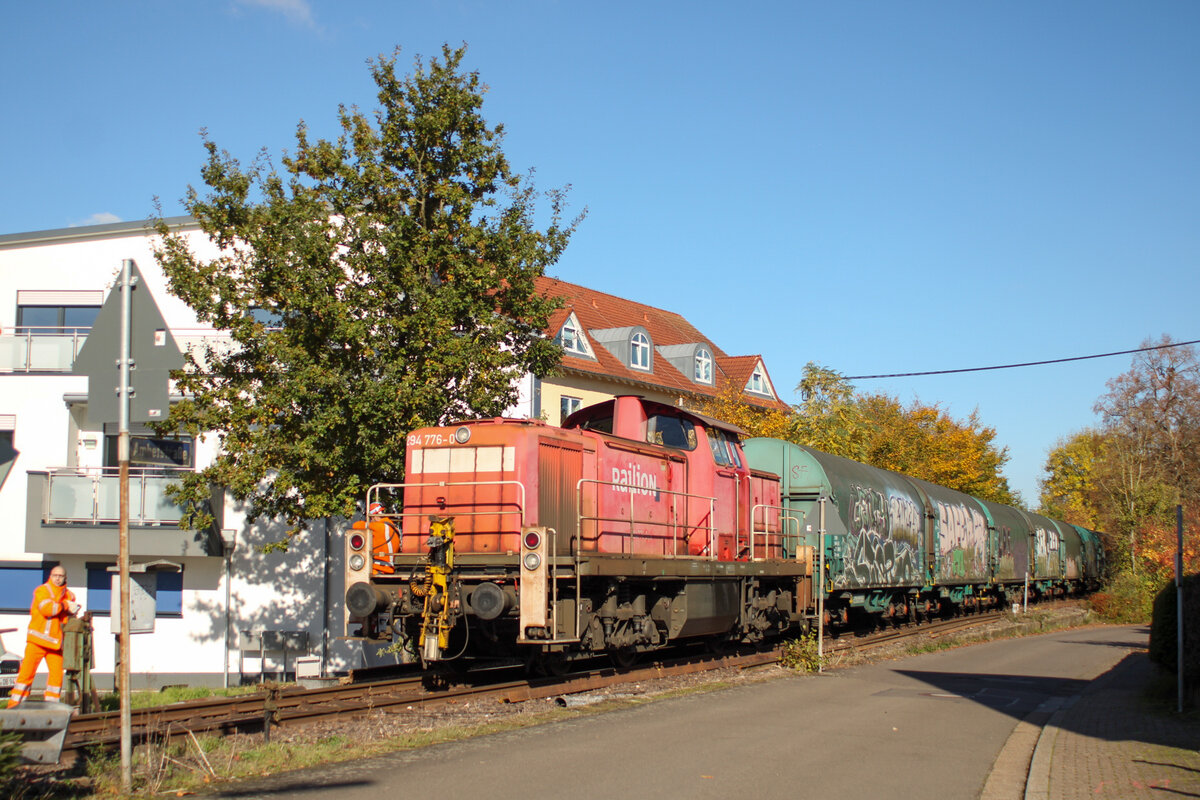 Herbst im Primstal: 294 776-0 mit dem Limbacher Coilzug auf dem Weg nach Dillingen. Abgelichtet am 23.10.2024 in Schmelz