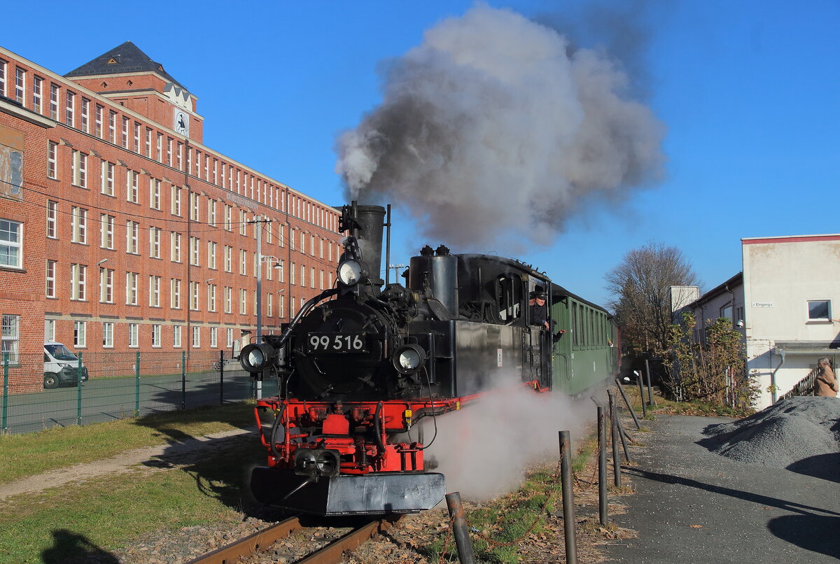 Herbstdampftag auf der Museumsbahn Schönheide wo ein teilstück der ehemaligen Schmalspurbahn von Wilkau nach Carlsfeld über Stützengrün Schönheide für den Touristischen Verkehr als Museumsbahn wieder aufgebaut/erhalten wurde. Zusehen am 10.11.2024 die 99 516 bei Ausfahrt Stützengrün bei Bürstenfabrik nach Schönheide.