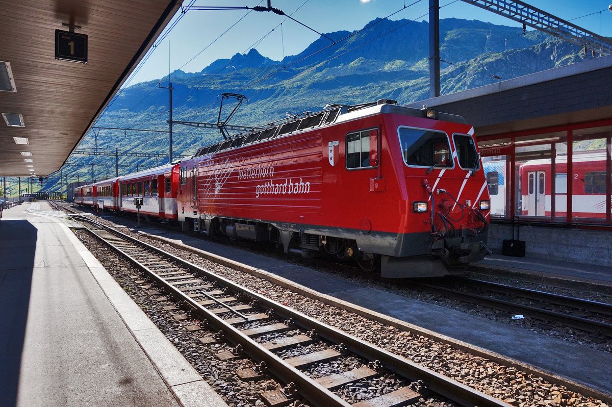 HGe 4/4 101  'Ville de Sion/Sitten  steht mit dem R 856 nach Disentis/Mustér, abfahrtbereit im Bahnhof Andermatt.
Aufgenommen am 20.7.2016.