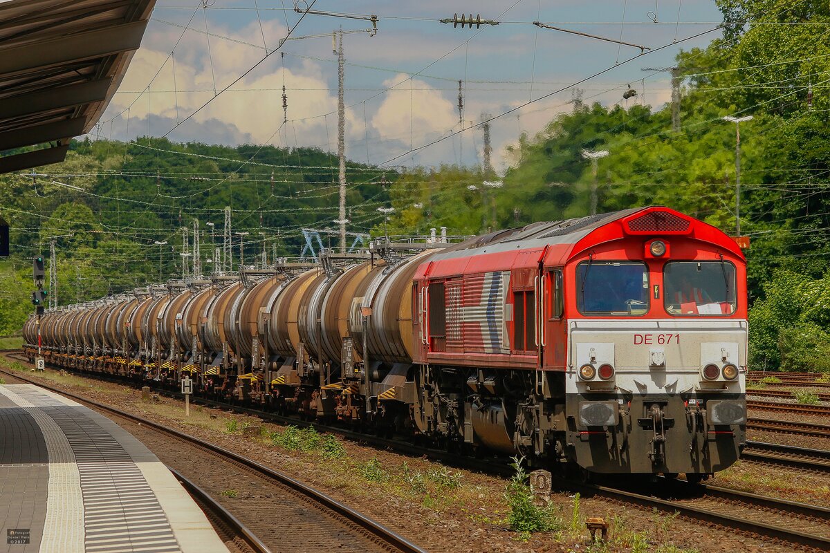 HGK DE671 Class 66 mit Kesselzug in Köln West, Mai 2017.