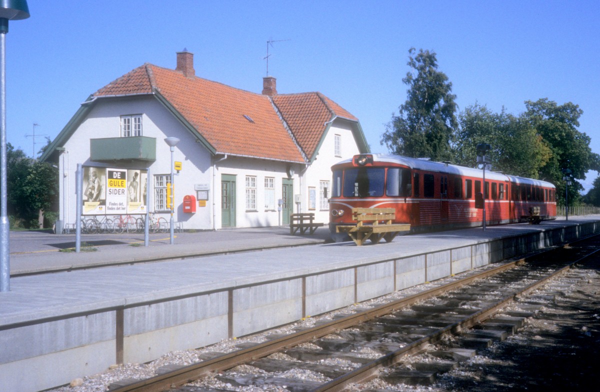 HHGB (Helsingør-Hornbæk-Gilleleje-Banen, auch Hornbækbanen genannt): Bahnhof Dronningmølle im September 1992. - Der Bahnhof wurde 1916 eröffnet, als die Bahn von Hornbæk nach Gilleleje verlängert wurde. - Der Triebzug am Bahnsteig fährt in Richtung Gilleleje.