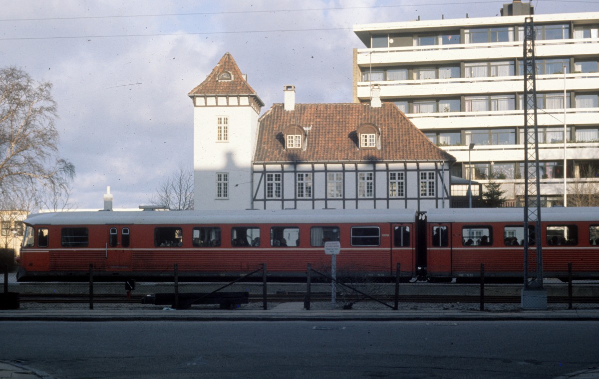 HHGB (Helsingør-Hornbæk-Gilleleje-Banen: Triebzug (Ym + Ys) HHGB-Bahnhof Grønnehave (in Helsingør) am 25. Dezember 1975.