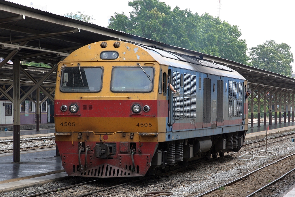 HID 4505 (Co'Co', de, Hitachi, Bj.1993) fährt am 02.Mai 2024 in der Hua Lamphong Station an den Wagensatz des ORD 233.