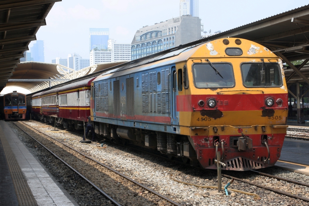 HID 4505 (Co'Co', de, Hitachi, Bj.1993) am 02.Mai 2024 mit dem ORD 233 nach Surin in der Hua Lamphong Station.