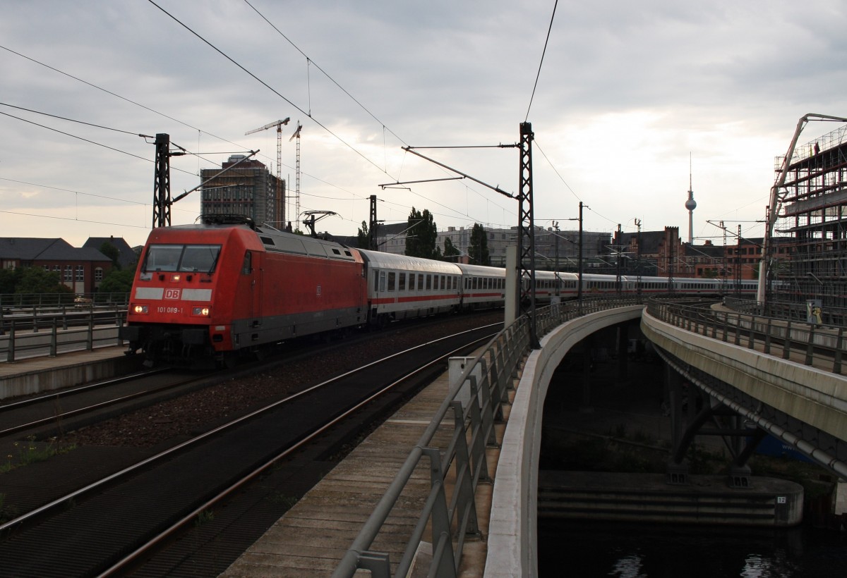 Hier 101 089-1 mit IC148 von Berlin Ostbahnhof nach Amsterdam Centraal, bei der Einfahrt am 28.6.2014 in Berlin Hbf. 