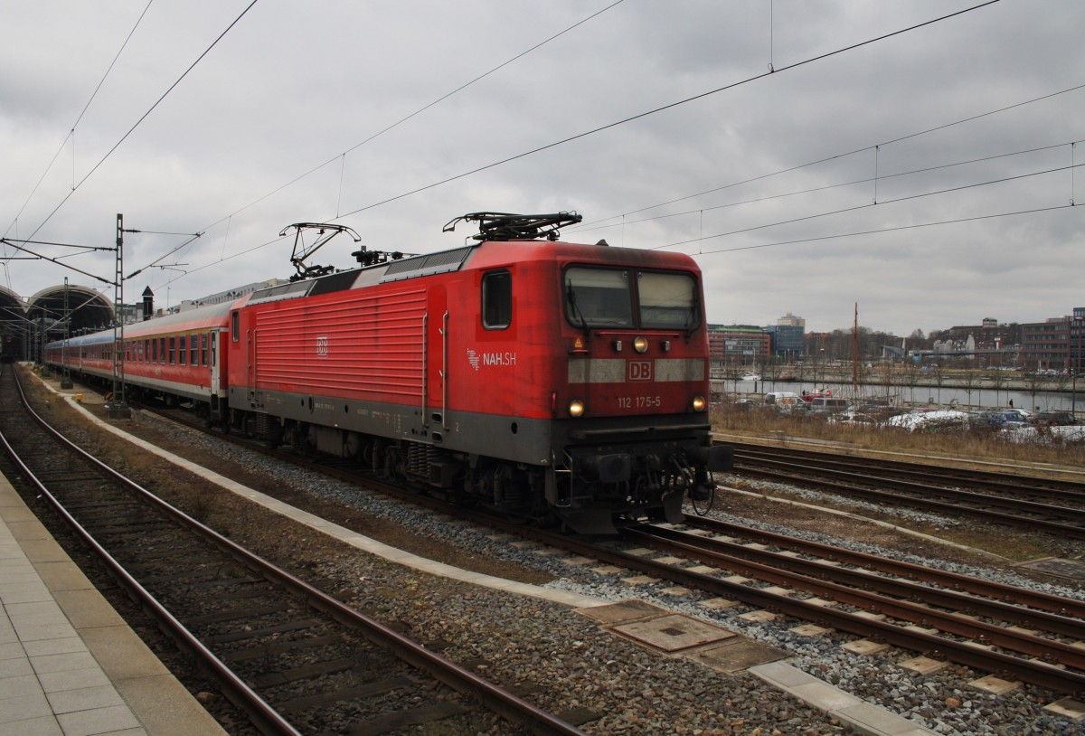 Hier 112 175-5 mit einer RB77 (RB21119) von Kiel Hbf. nach Neumünster, bei der Ausfahrt am 29.2.2016 aus Kiel Hbf.