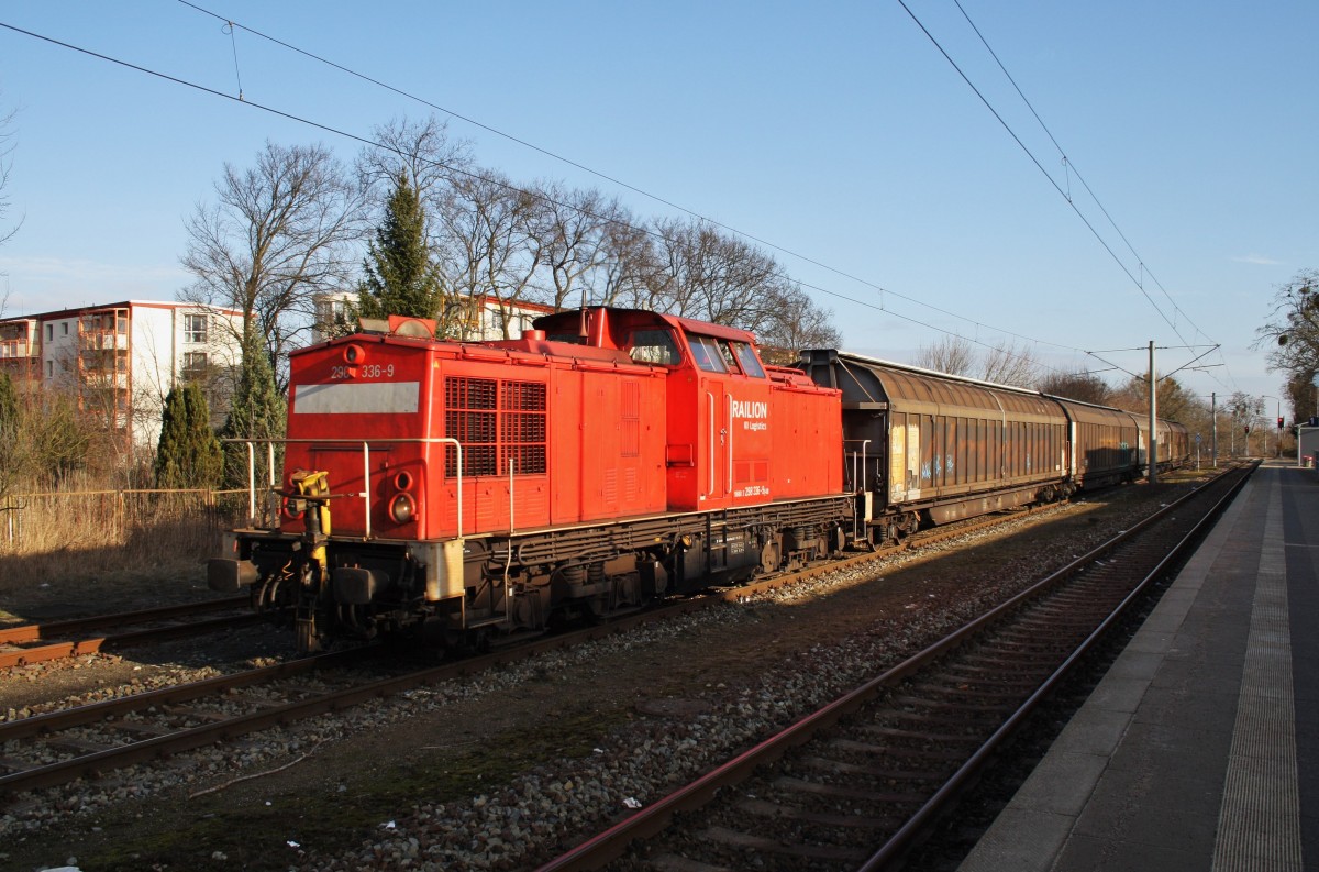 Hier 298 336-9 mit einem Schiebewandwagenzug, bei der Einfahrt am 6.2.2014 in Schwedt(Oder).