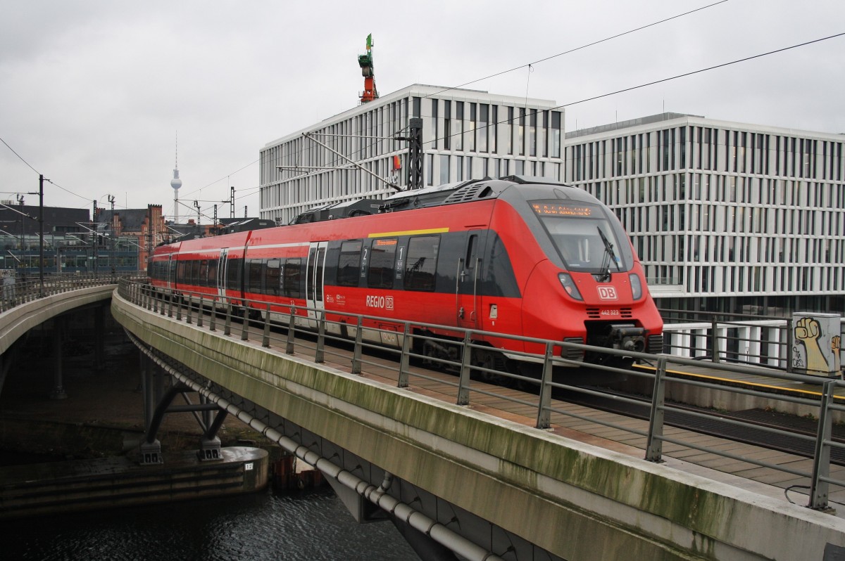 Hier 442 323-2 und 442 636-7 als RB14 (RB18921)  Airport-Express  von Nauen nach Berlin Schönefeld Flughafen, bei der Ausfahrt am 18.12.2015 aus Berlin Hbf. 