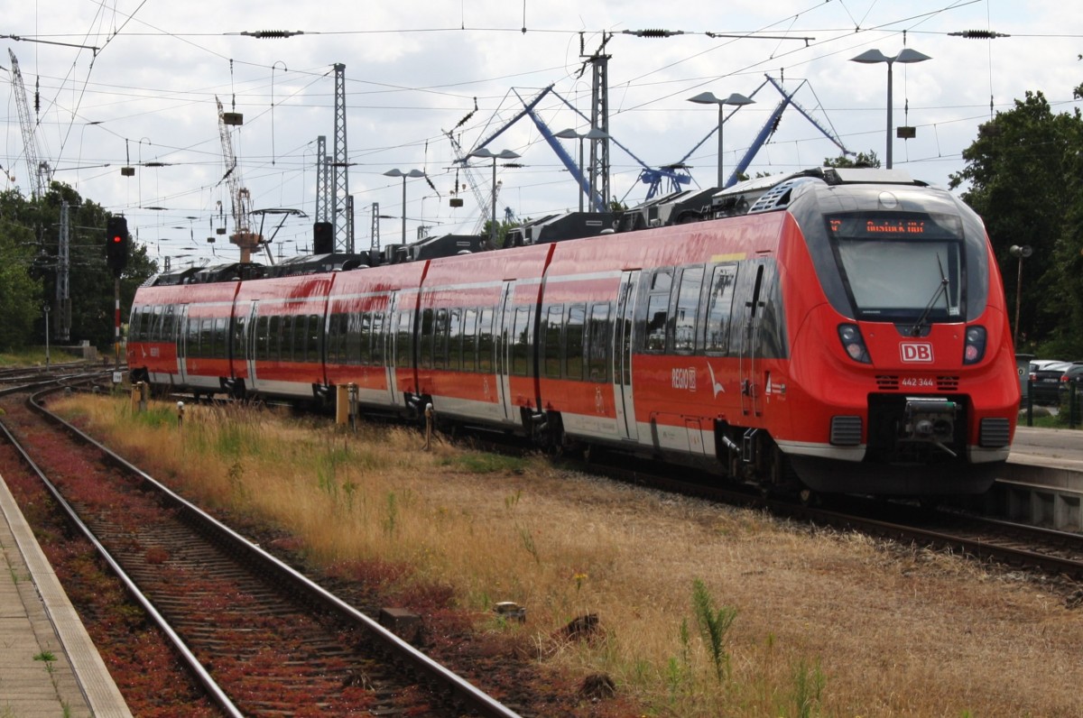 Hier 442 344-8 als S2 von Warnemünde nach Rostock Hbf., bei der Ausfahrt am 26.7.2015 aus Warnemünde.