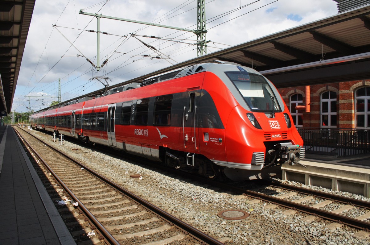 Hier 442 853-8 als S3 von Warnemünde nach Güstrow, dieser Triebzug stand am 26.7.2015 in Rostock Hbf.    