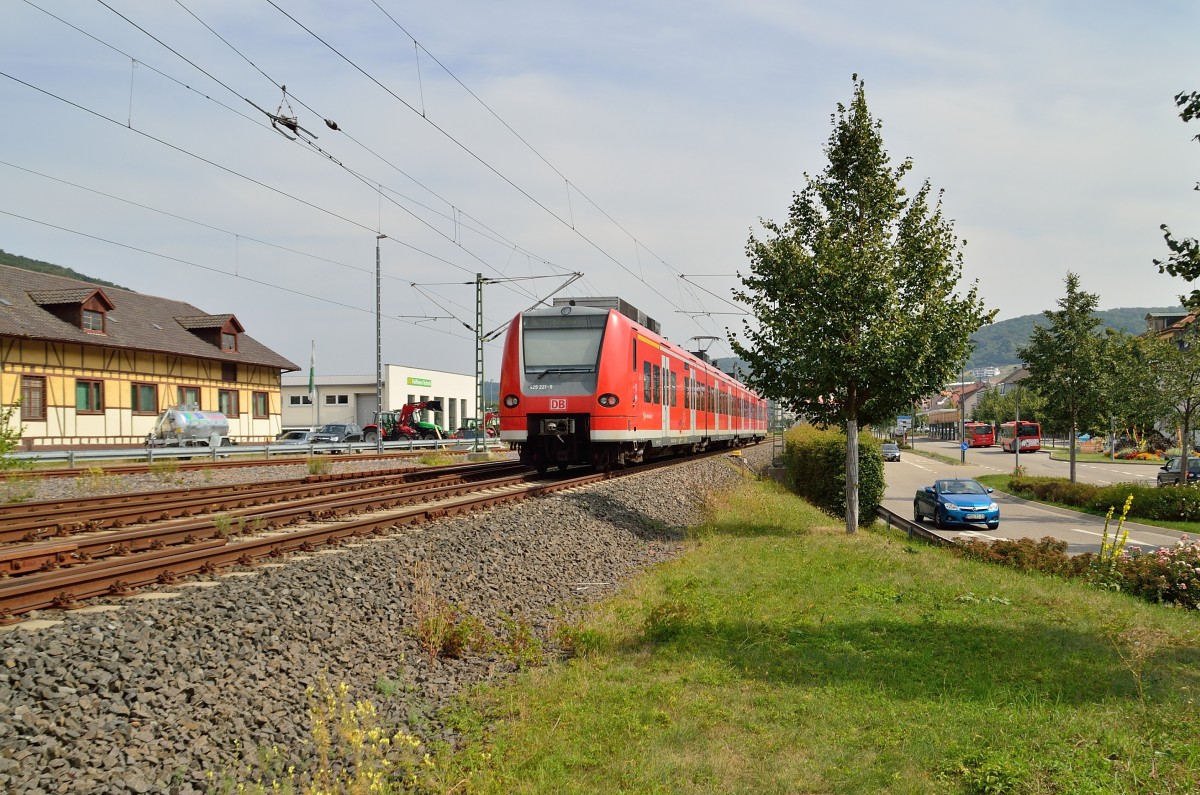 Hier befindet sich der Triebwagen der gerade den Haltepunkt Mosbach West verlassen hat auf dem Planum des ehemaligen Bahnhofs Mosbach, bevor er in wenigen Augenblicken den HP Mosbach Baden erreicht.24.8.2013