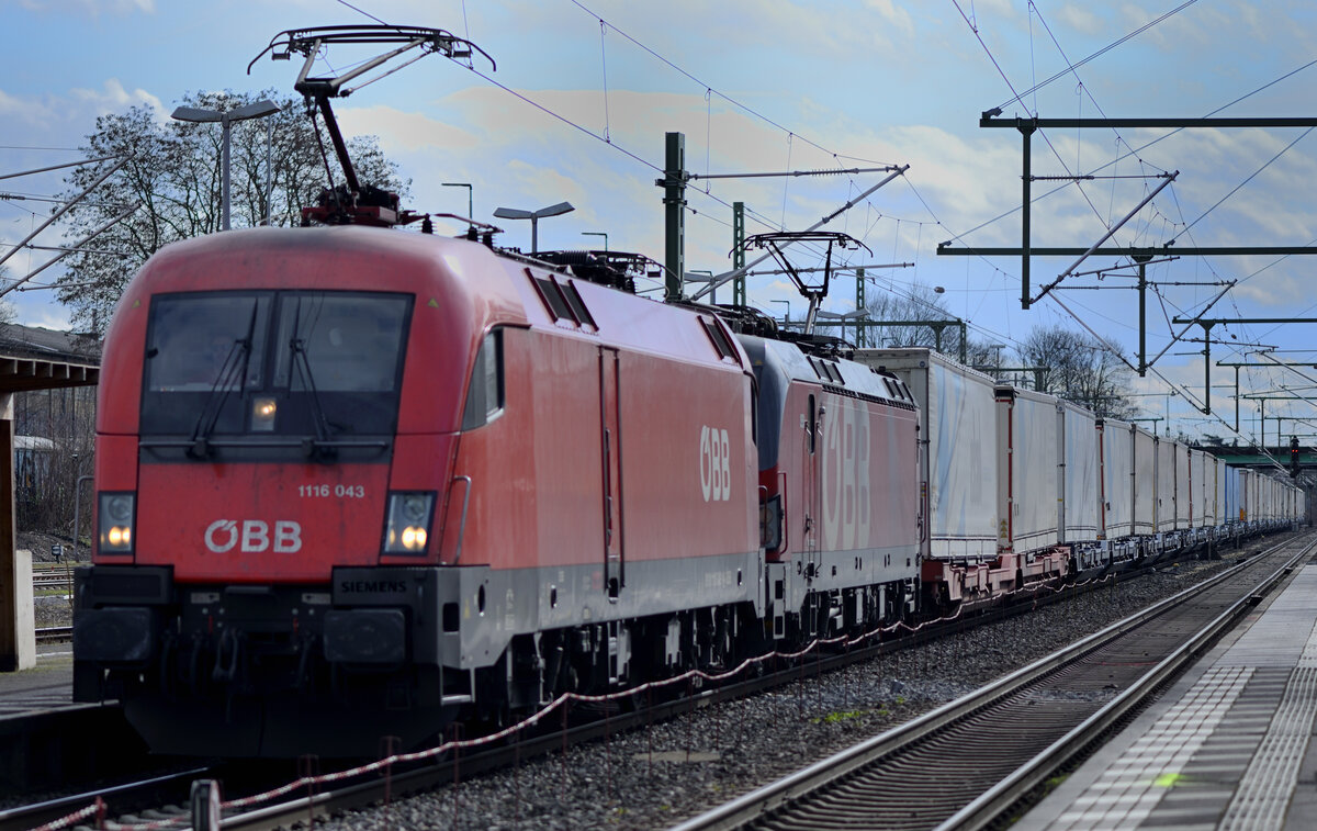 Hier ist die BR 1116 043 der ÖBB zusammen mit einer Vectron der ÖBB in Bonn