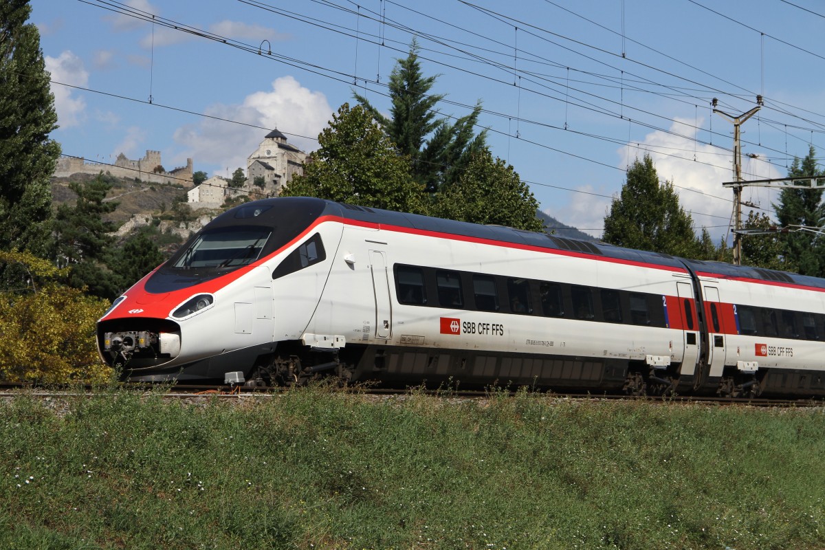 Hier ein ETR 610 an einer Stelle mit der Burg von Sion im Hintergrund. Die Fotostelle befindet sich zwischen Bahnhof und Flugplatz Sion. Fotografiert am 4.9.15 bei einem kurzen Besuch.