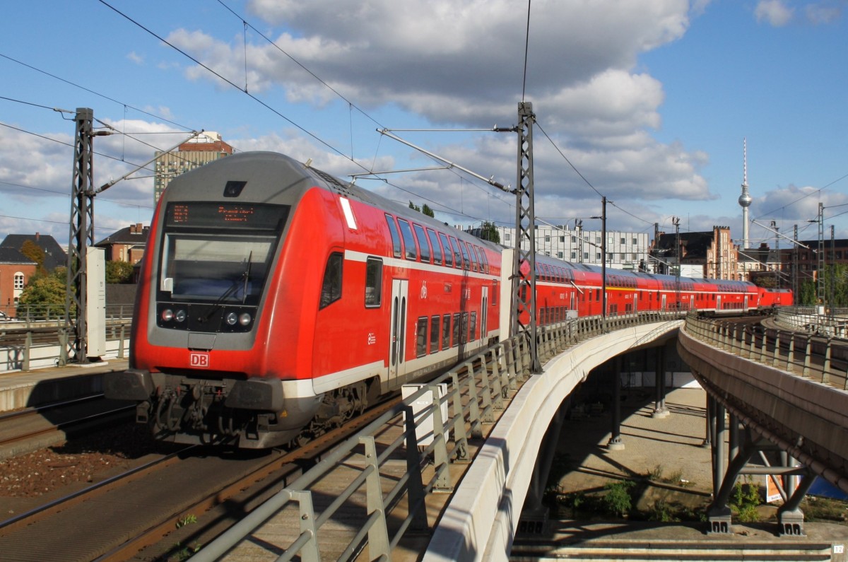 Hier ein RE1 (RE18121) von Magdeburg Hbf. nach Berlin Ostbahnhof, bei der Ausfahrt am 29.9.2013 aus Berlin Hbf. Zuglok war 182 003.