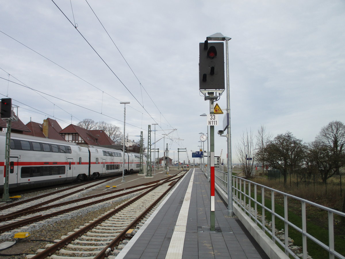 Hier gibt es außer Dauerrot nur noch das Rangiersignal.Aufgenommen am 20.Februar 2021 in Warnemünde.