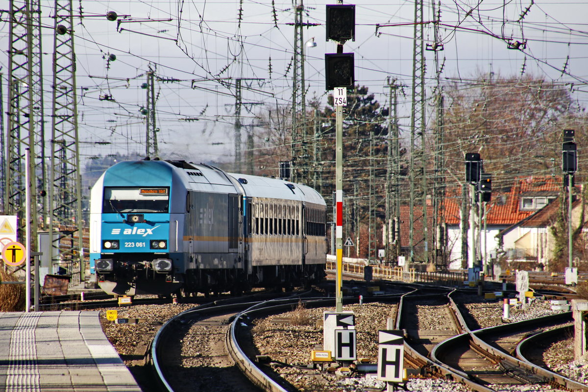 Hier kommt Alex! München-Pasing am 12.01.2020 um 13.32 Uhr. 223 061 fährt in Richtung HBF München.