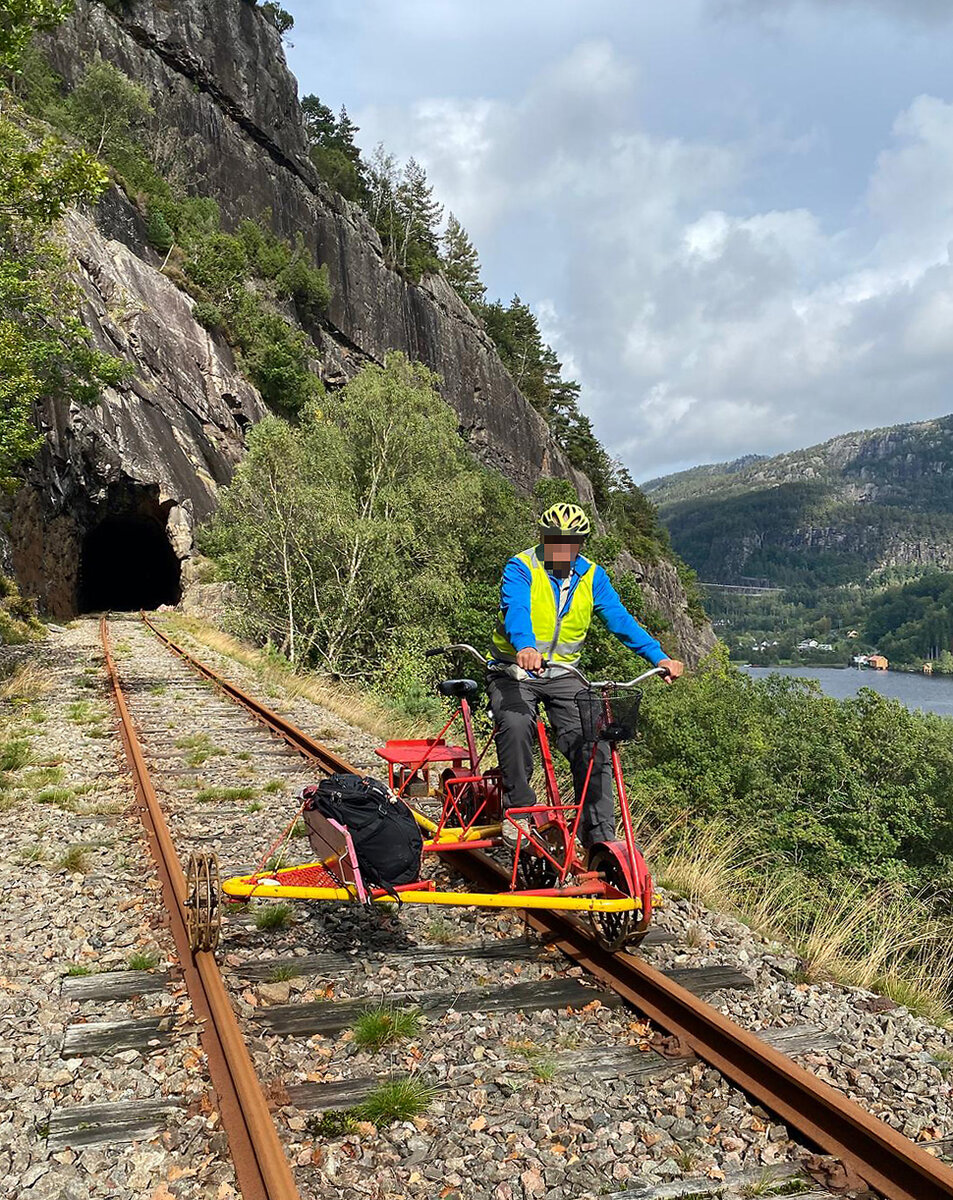 Hier liess sich der Fotograf auf einem imposanten Streckenabschnitt in der Nachmittagssonne fotografieren. Die ganze Strecke weist 17 Tunnels auf, der längste über 1.1 km lang! Flekkefjord, 9.9.2024 