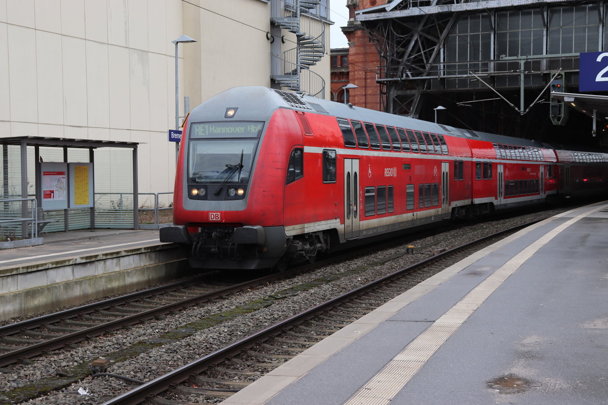 Hier steht ein RegionalExpress des Rxpresskreuzes Niederachsen/ Bremenmit sieben Doppelstockwagen der 4. und 5. Generation am Hauptbahnhof in Bremen auf dem Weg von Norddeich Mole nach Hannover Hbf.

Aufgenommen am 10.03.2019 am Hauptbahnhof in Bremen und von SignalGrün bzw. SignalGrün [Trainsptt] Fotos.

Mehr gibts zur dieser Fototour auf Instagram und Videos bei SignalGrün auf YouTube.