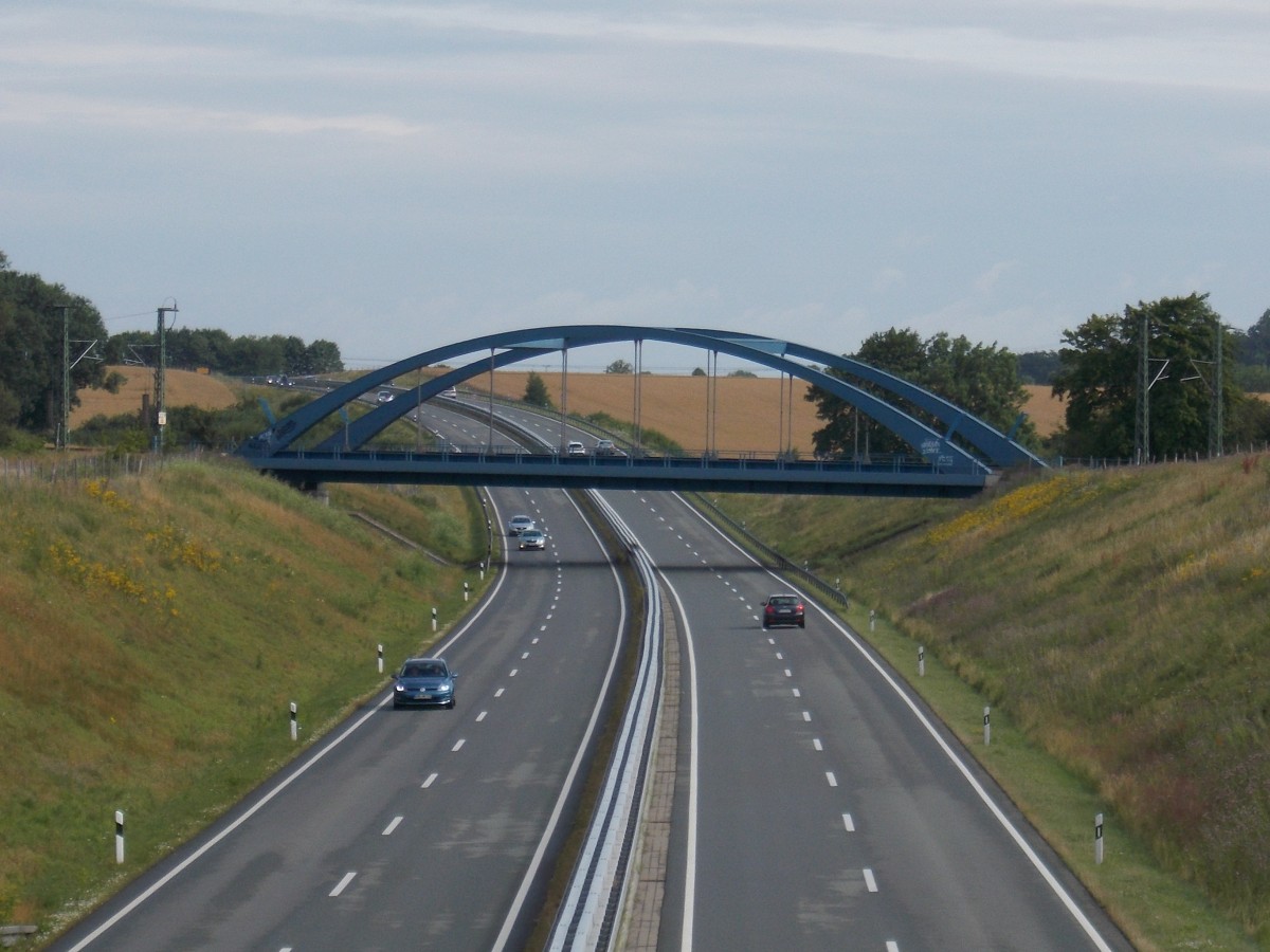 Hier überquert die Bahnstrecke Stralsund-Berlin,zwischen den Stationen Wüstenfelde und Miltzow,den Rügenzubringer.Aufnahme vom 13.Juli 2014.