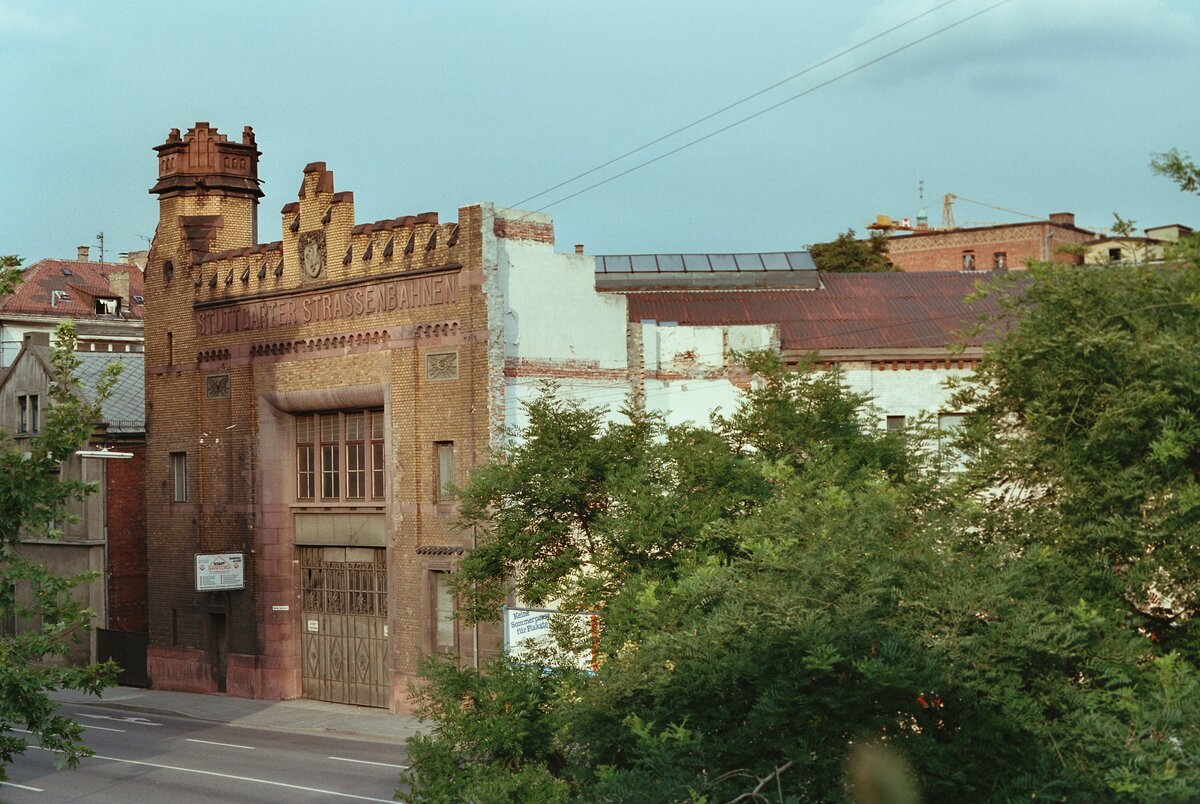 Hier war einst das BW der Stuttgarter Straßenbahnen am Marienplatz, 1984 war es leider schon etwas zerlegt. Es erinnerte an eine Burg.