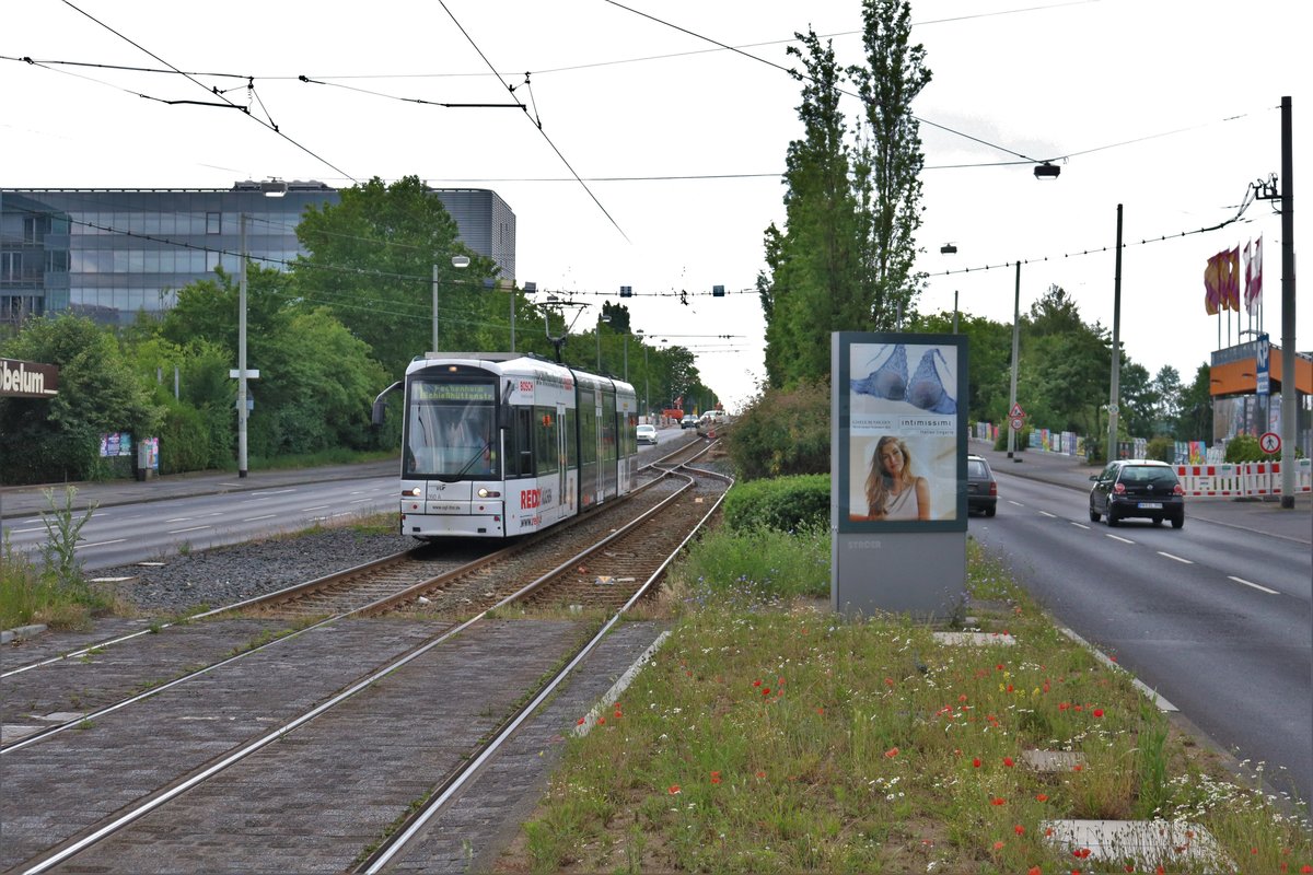 Hier ist zur Zeit für fünf VGF Bombardier Flexity Classic S-Wagen das Ende der Linie 11 in Frankfurt Fechenheim. Es besteht keine Verbindung zum übrigen Netz der VGF da durch eine Brückenbaustelle die Linie geteilt wird. Es fahren fünf S-Wagen zwischen Fechenheim Schießhüttenstraße und Hugo Junkers Straße. Dort ist dann Ende siehe Bild. Dann muss man in einen Bus Umstiegen ung. 500 Meter damit fahren bis man in die Linie 11 wieder einsteigen kann die dann regulär bis nach Frankfurt Höchst fährt 