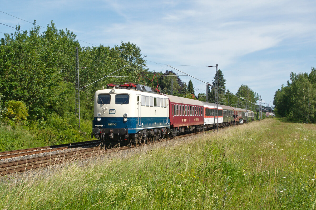 Hier zusehen ist 110 511 mit einem Störtebeker Nachtzug am Morgen des 16.6.24 bei Oberlichtenau Richtung Chemnitz auf dem Weg von Rügen nach Zwickau.