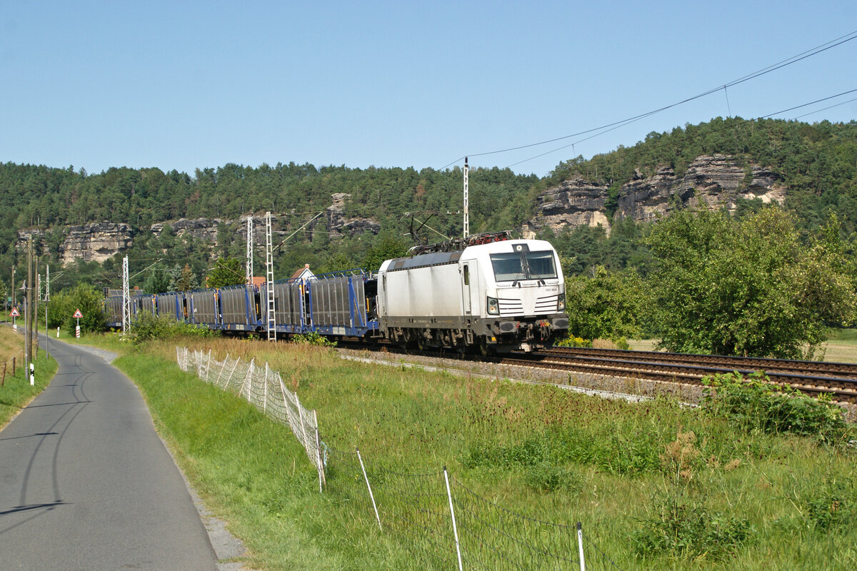 Hier zusehen ist 193 964 mit einem leeren Autozug am 30.7.24 in der bekannten Fotokurve bei Rathen im Elbtal.