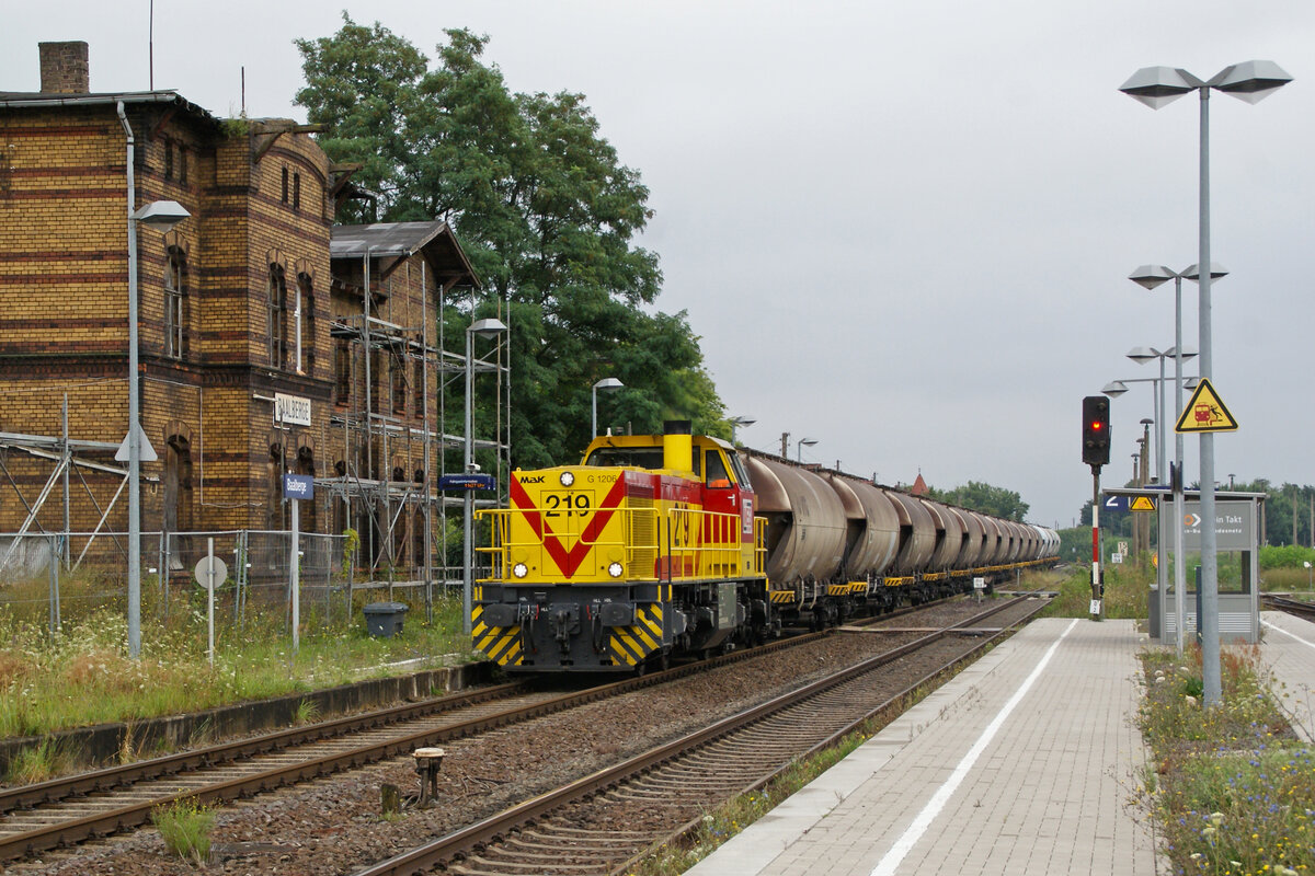 Hier zusehen ist 275 219 am 2.8.24 mit einem Güterzug bei der Durchfahrt durch den Bahnhof Köthen in Richtung Bernburg.