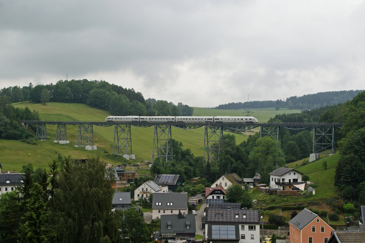 Hier zusehen ist 605 017  advanced TrainLab  am 19.6.24 bei der Überfahrt über das Markersbacher Viadukt in Richtung Bahnhof Markersbach.