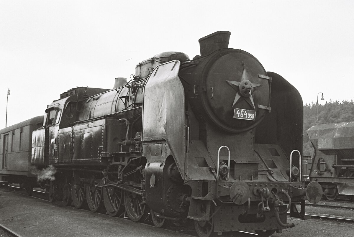 historische Aufnahme von der 464.058 im Bahnhof Rybniště im Jahr 1975