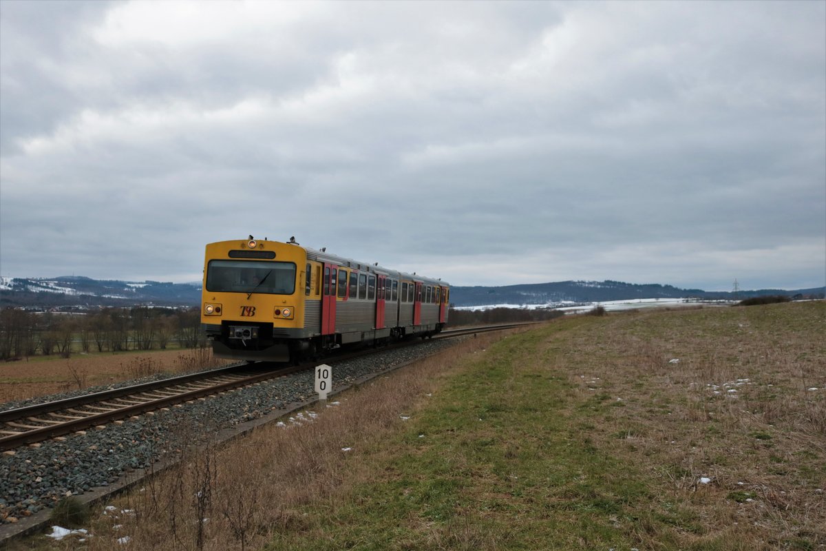 HLB/TSB LHB VT2E (609 012) am 16.01.21 in Wehrheim (Taunus) und dem großen Feldberg im Hintergrund