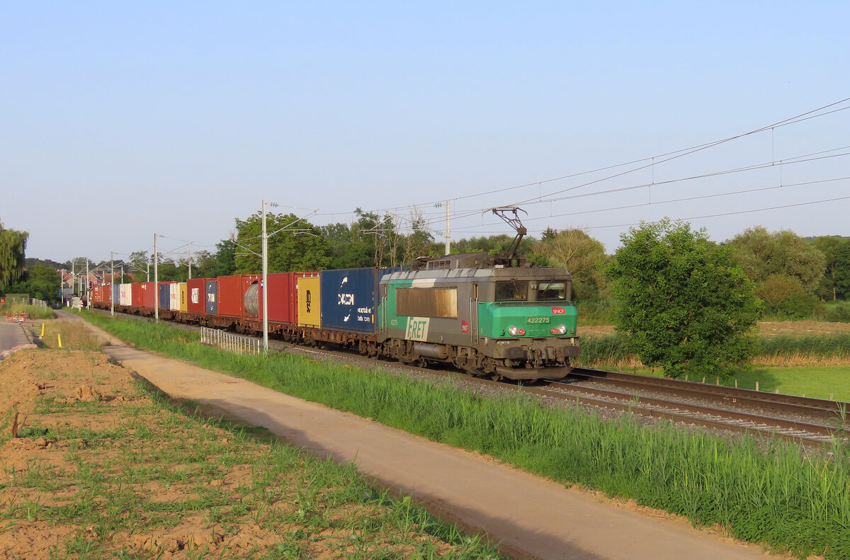 Hochfelden - 30. Juli 2024 : BB 22275 mit dem Naviland von Strassburg nach Gevrey.