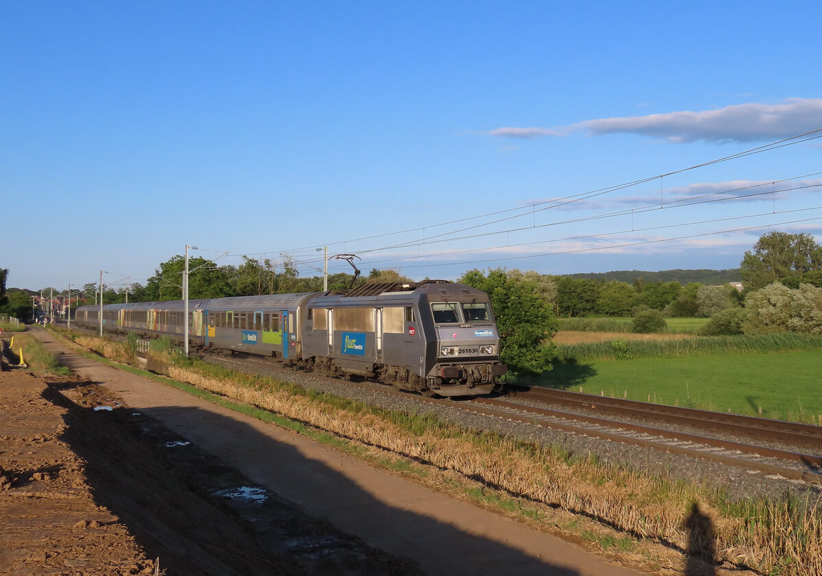 Hochfelden - 4. Juli 2024 : BB 26163 am TER 830110 von Strassburg nach Saarburg.