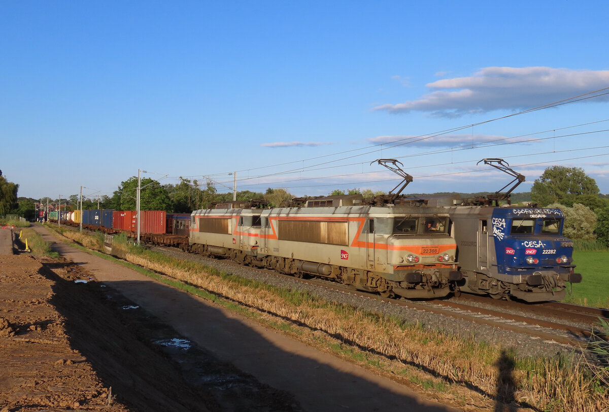 Hochfelden - 4. Juli 2024 : BB 22388 + 22368 mit dem Naviland nach Gevrey unterwegs. Es findet eine Kreuzung mit der BB 22282 stadt.